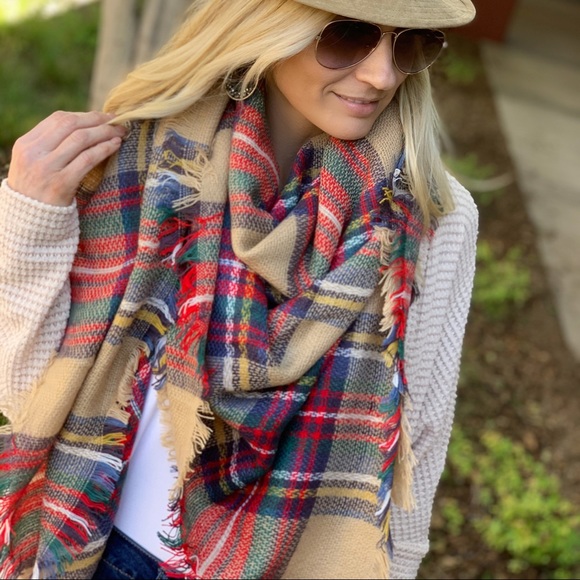 AUTUMN AIR KHAKI PLAIF BLANKET SCARF - Picture 6 of 7